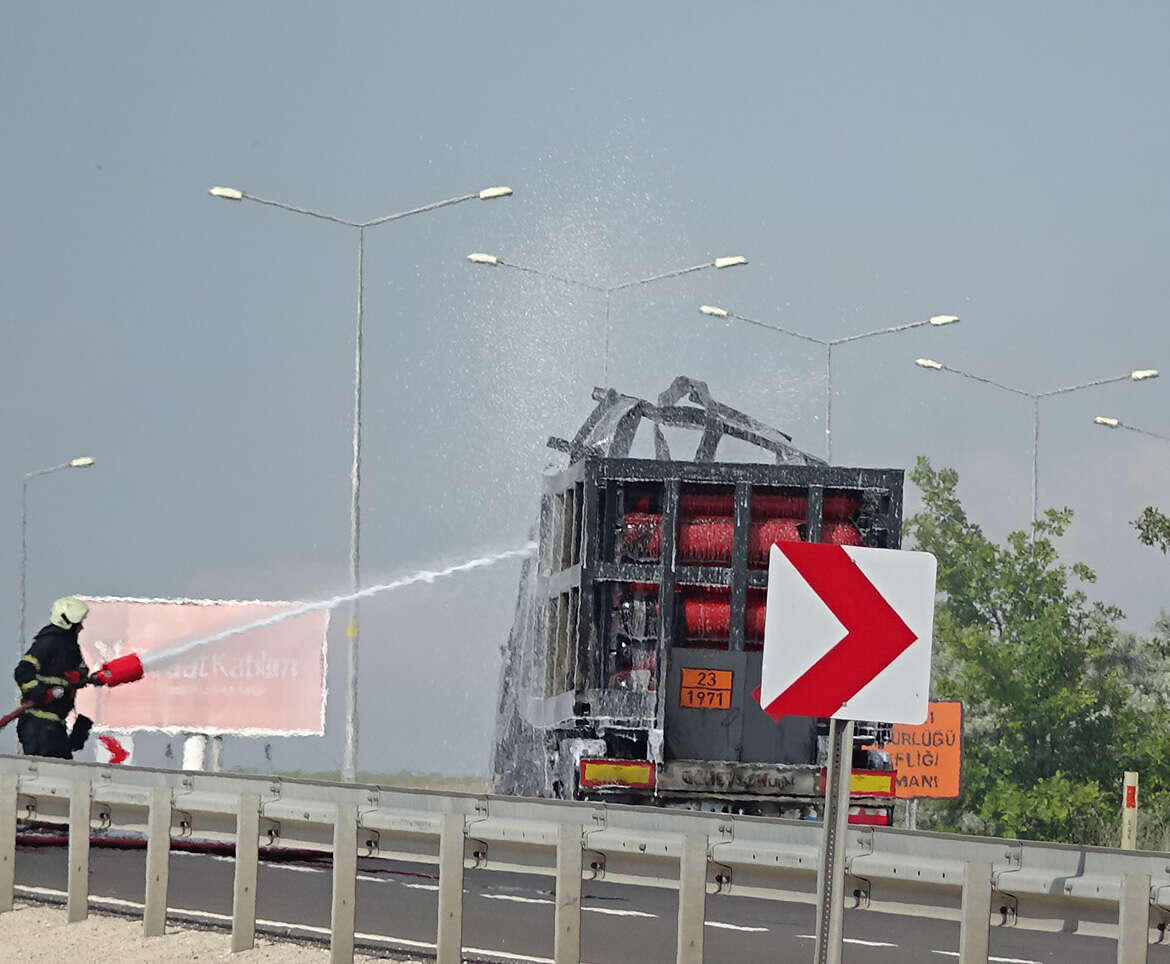 Aksaray’da doğalgaz yüklü TIR bomba gibi patladı! Korku dolu anlar kamerada 3